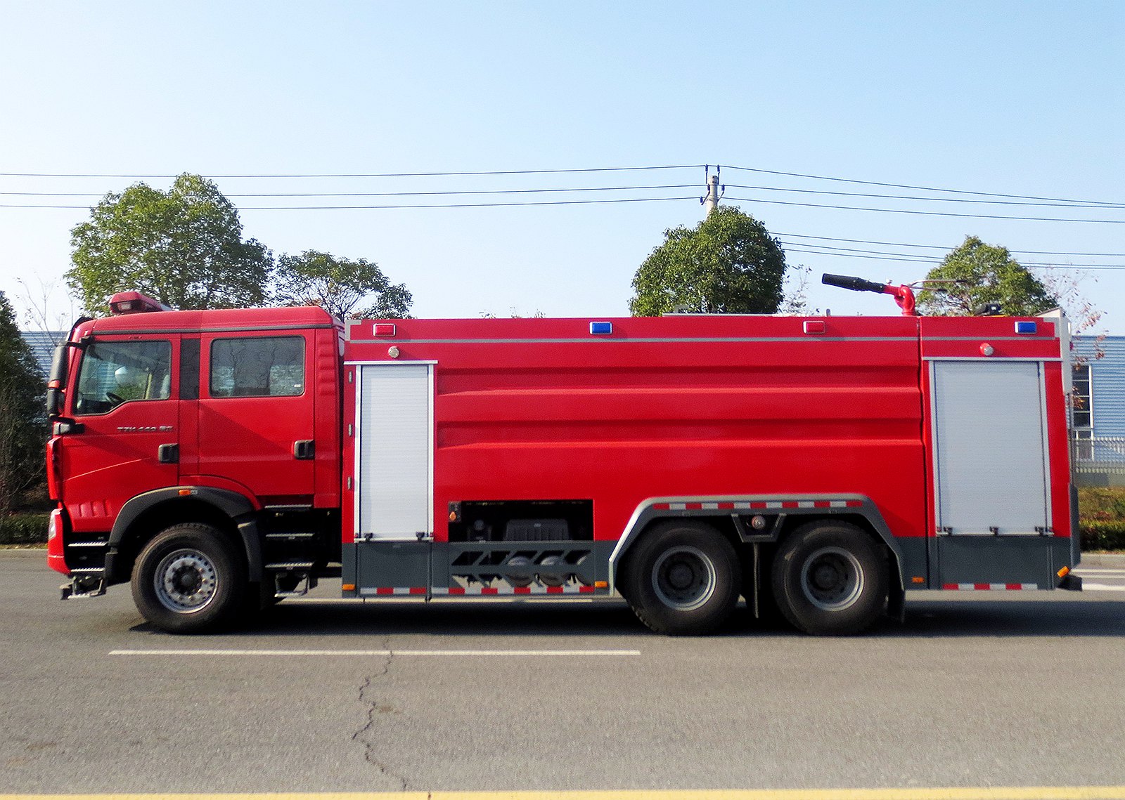 重汽豪沃16立方泡沫消防車