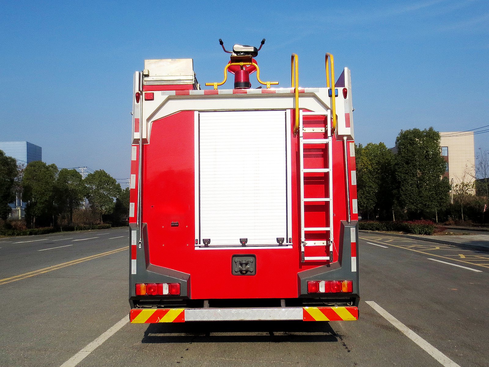 重汽豪沃16立方泡沫消防車