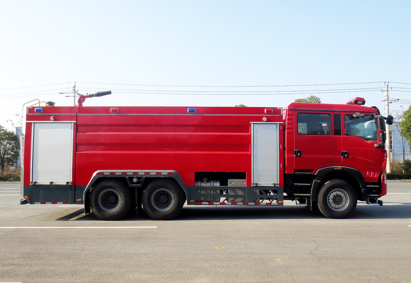 重汽豪沃16立方泡沫消防車