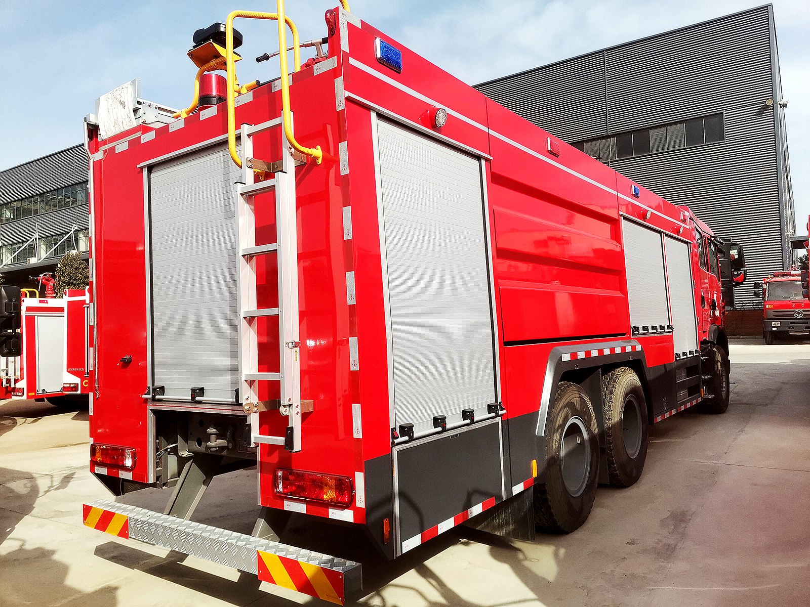 重汽豪沃11噸干粉泡沫聯用消防車