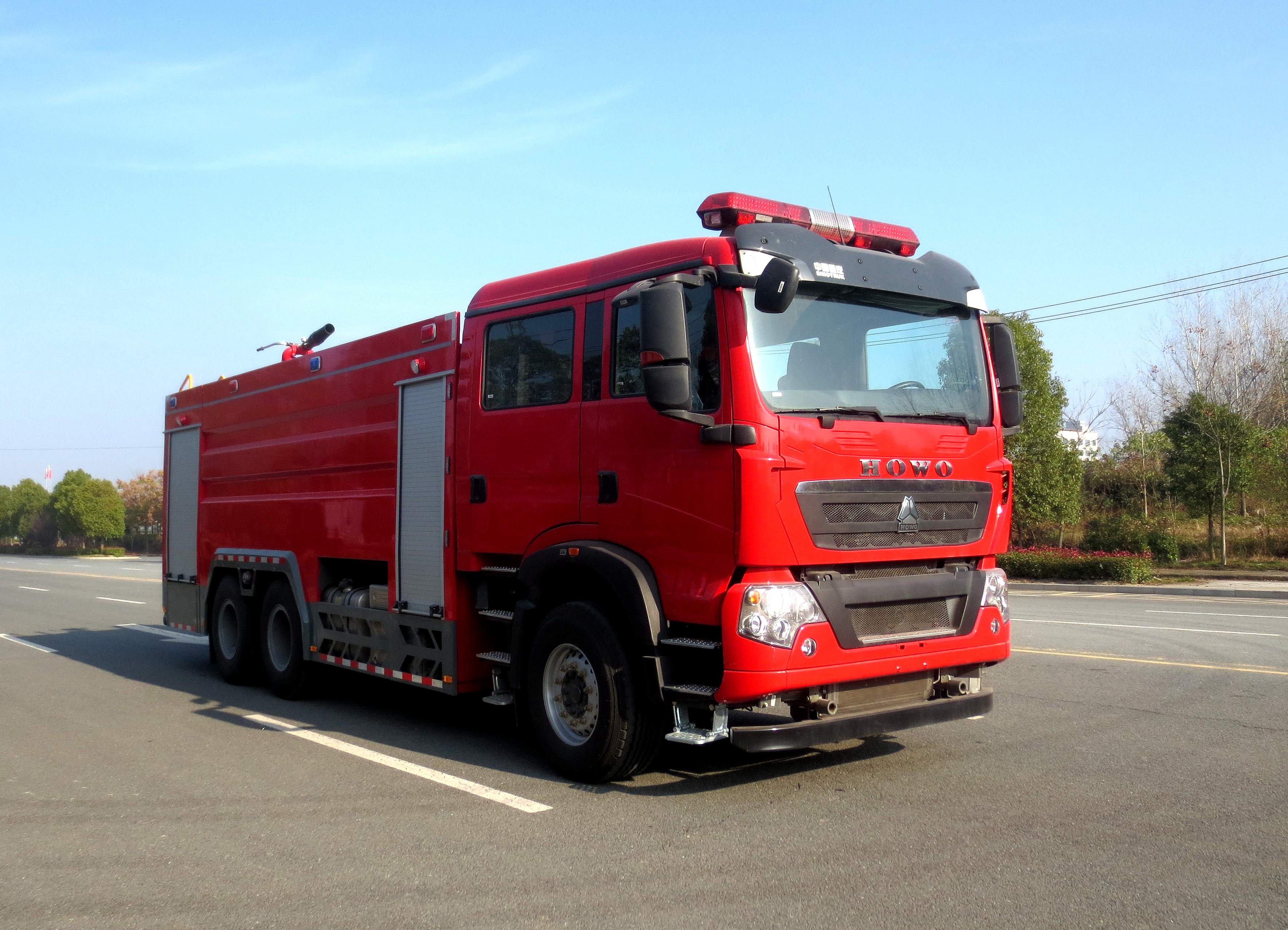 重汽豪沃16噸水罐消防車