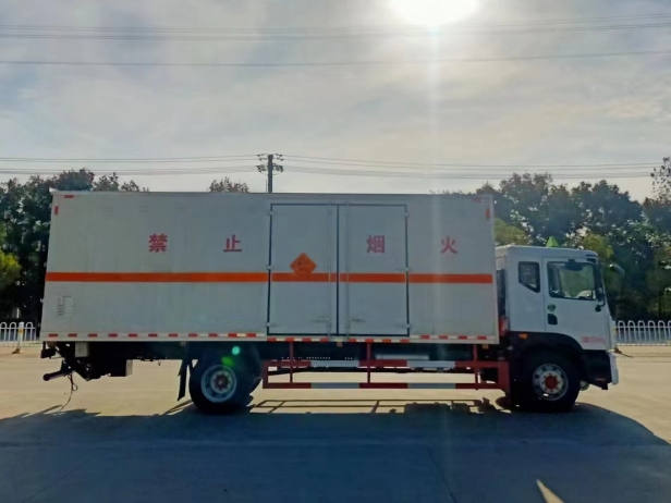 東風6.8米D9爆破器材運輸車