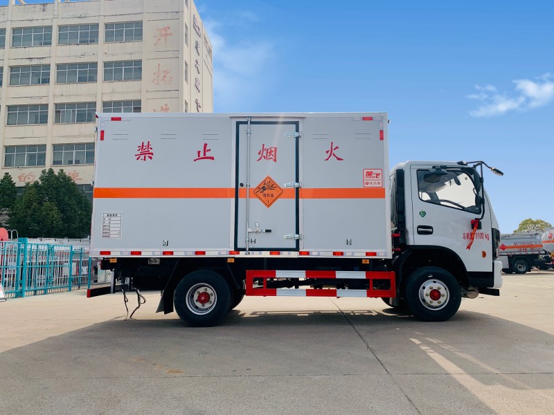 東風多利卡4.2米爆破器材運輸車