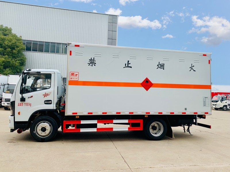 東風多利卡5.2米爆破器材運輸車