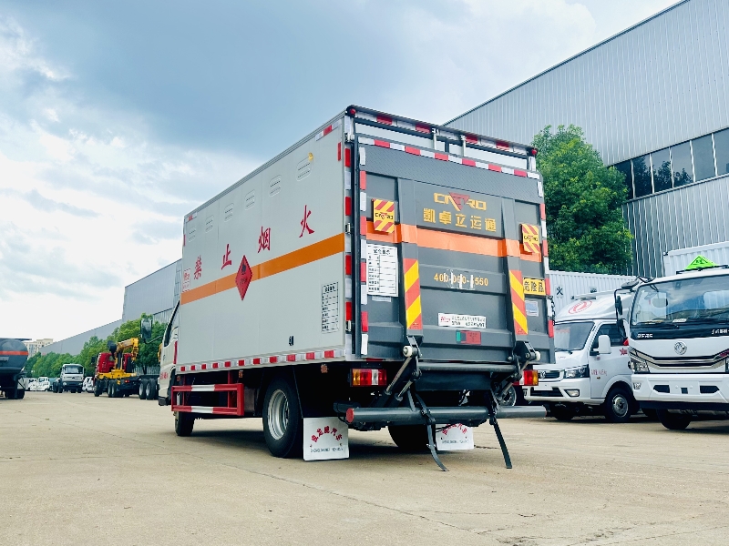 江鈴4.2米爆破器材運輸車