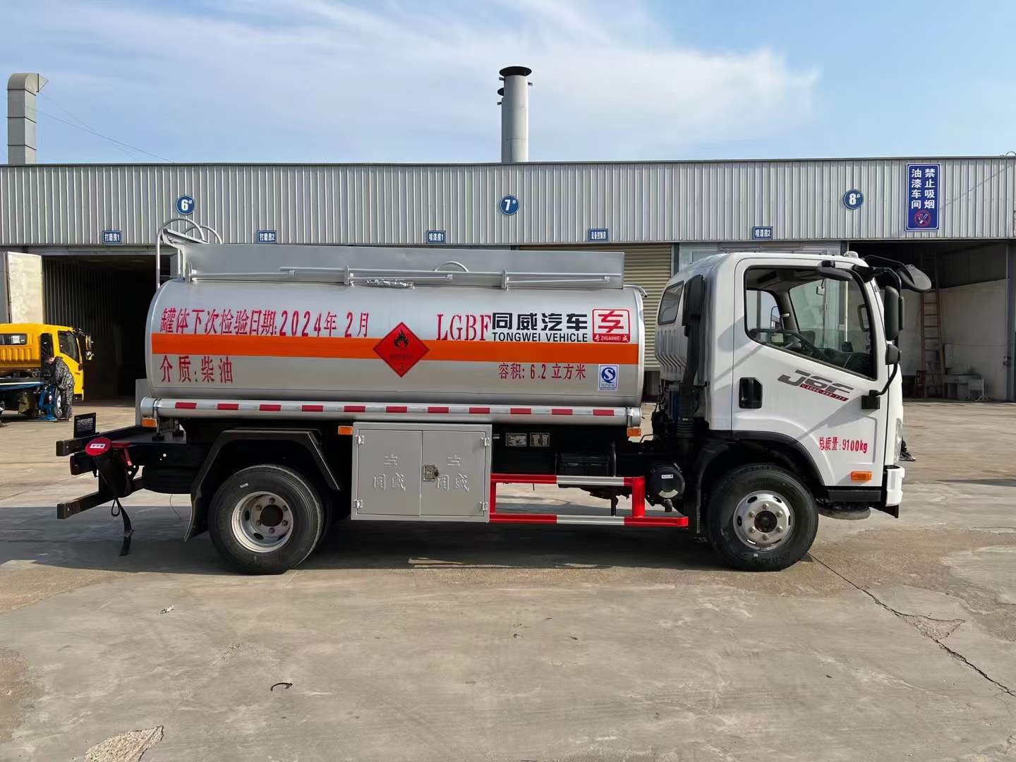 解放J6F 5噸油罐車