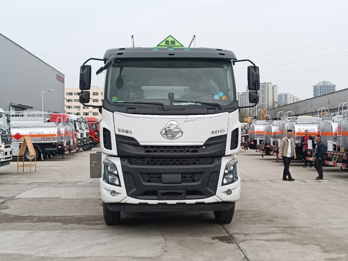 柳汽乘龍H5小三軸15噸鋁合金油罐車