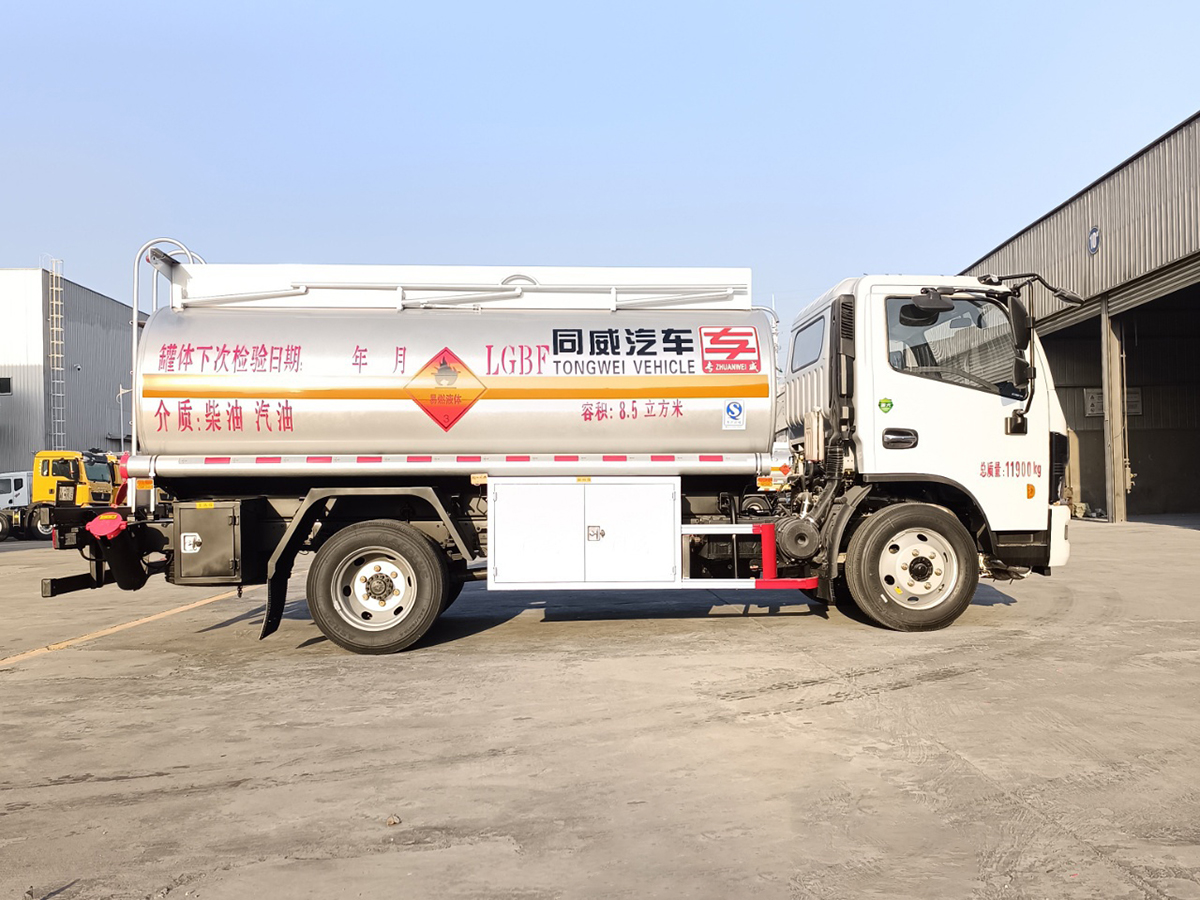 東風福瑞卡8噸油罐車