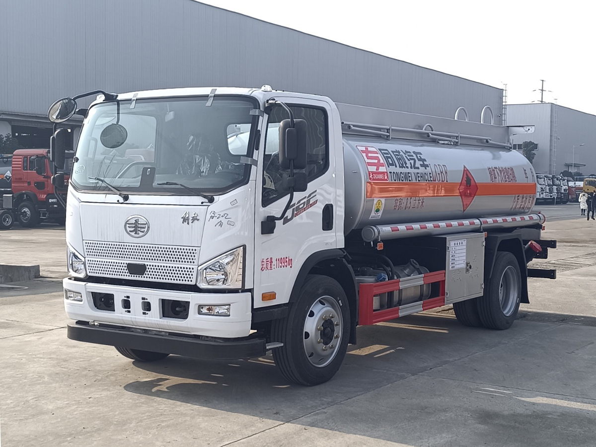 解放J6F 8噸油罐車