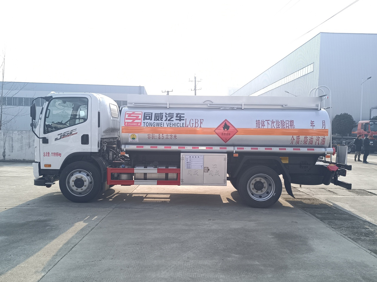 解放J6F 8噸油罐車