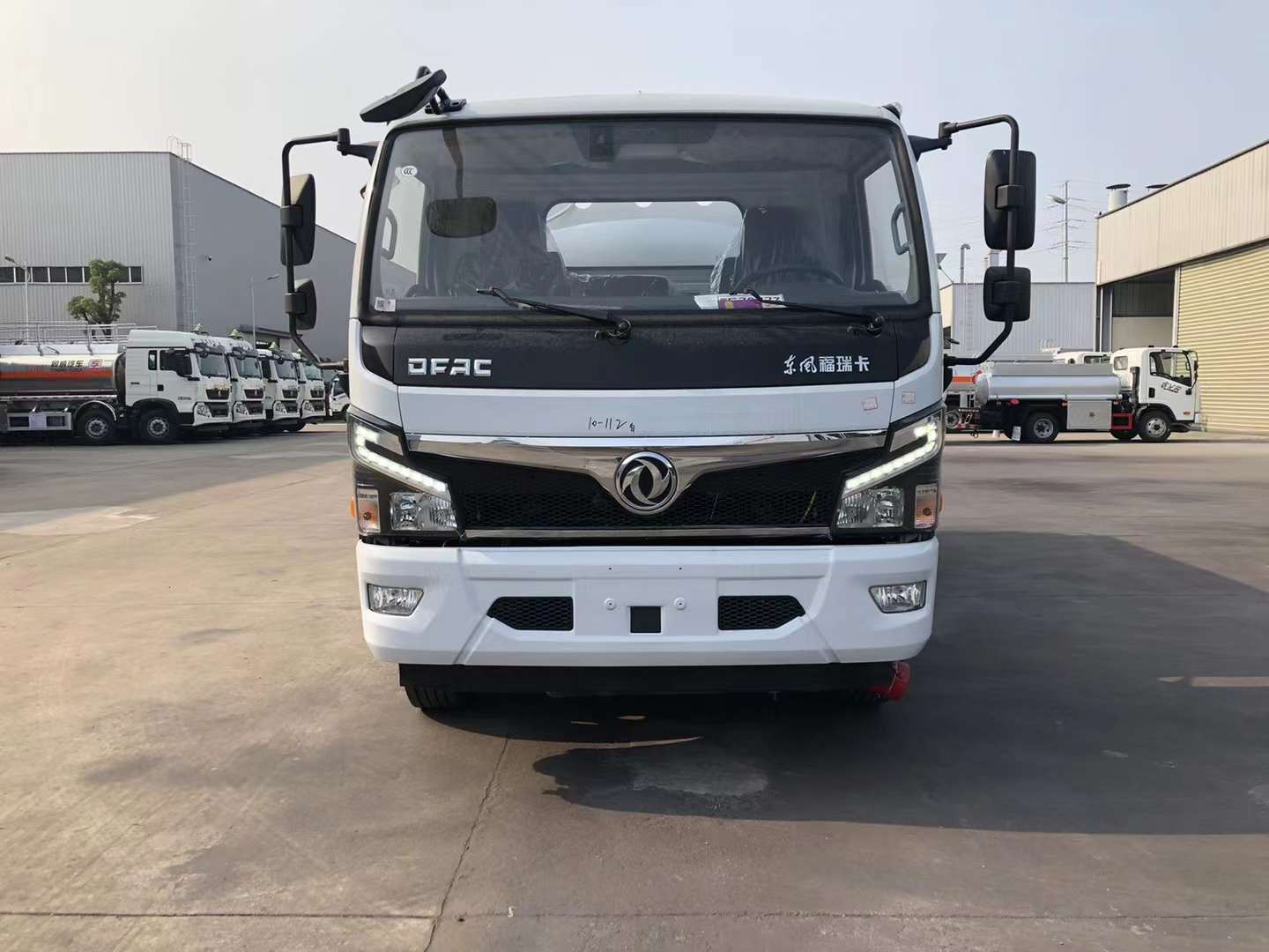 東風福瑞卡8噸油罐車