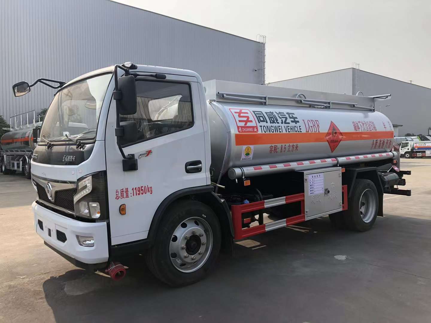 東風福瑞卡8噸油罐車