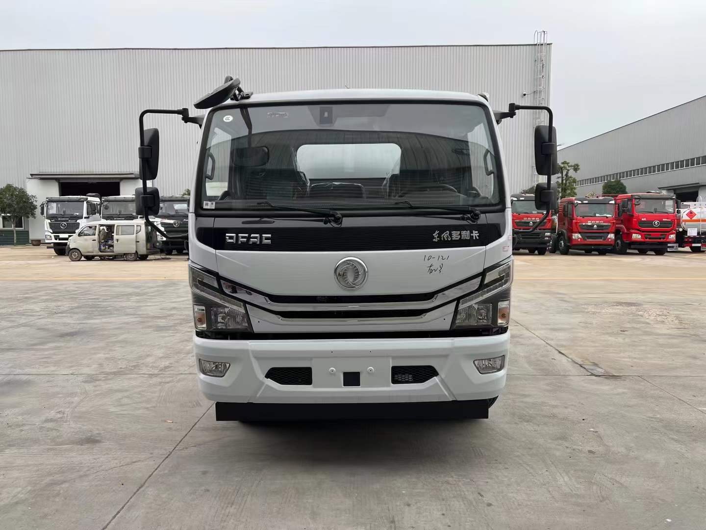 東風多利卡8噸油罐車