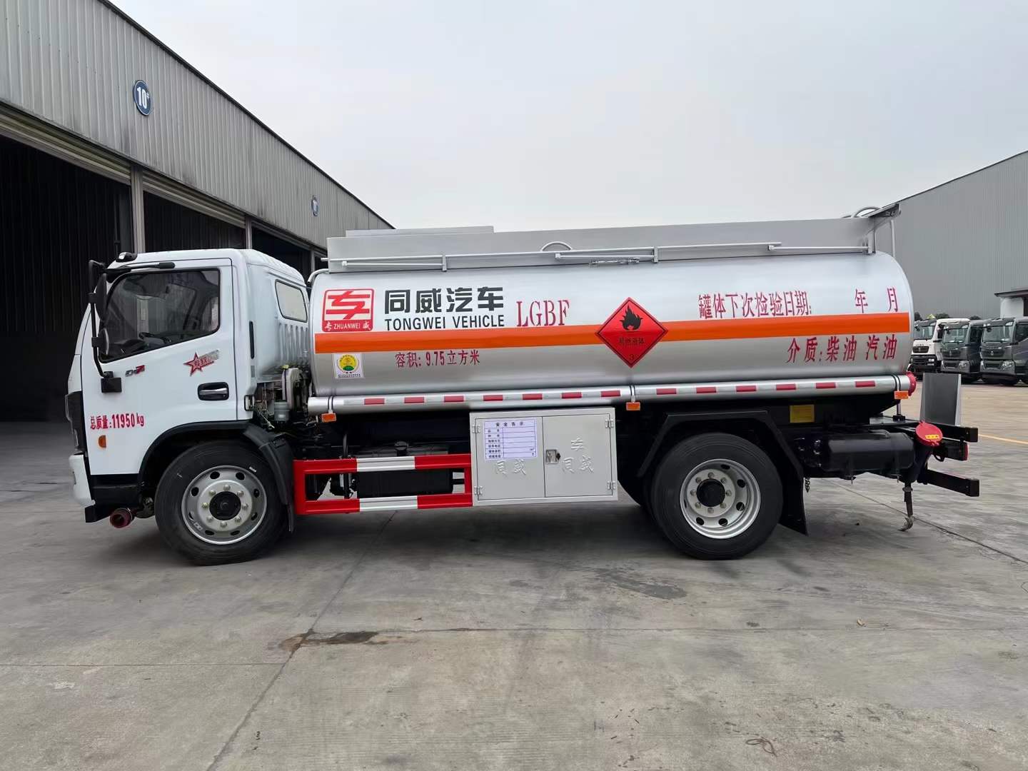 東風多利卡8噸油罐車