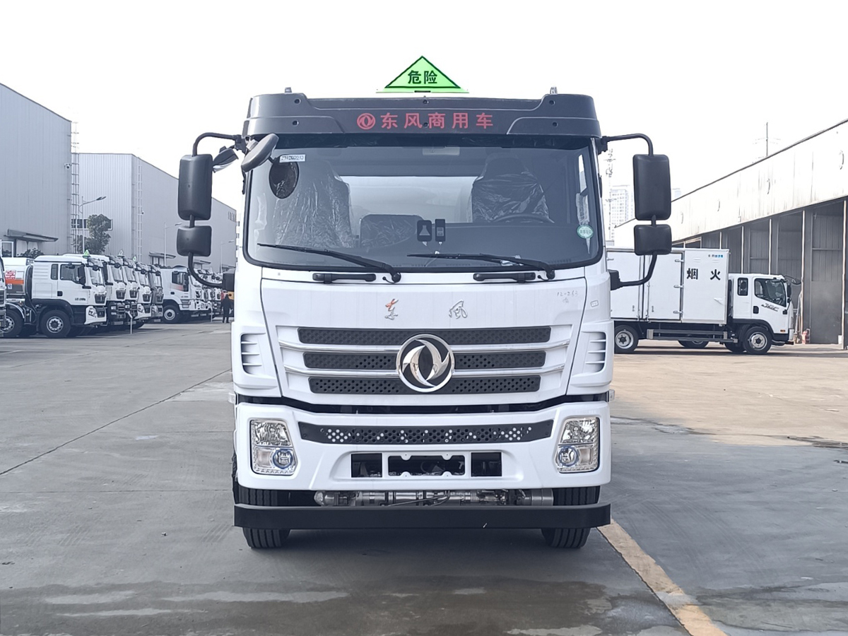 東風錦程12噸油罐車