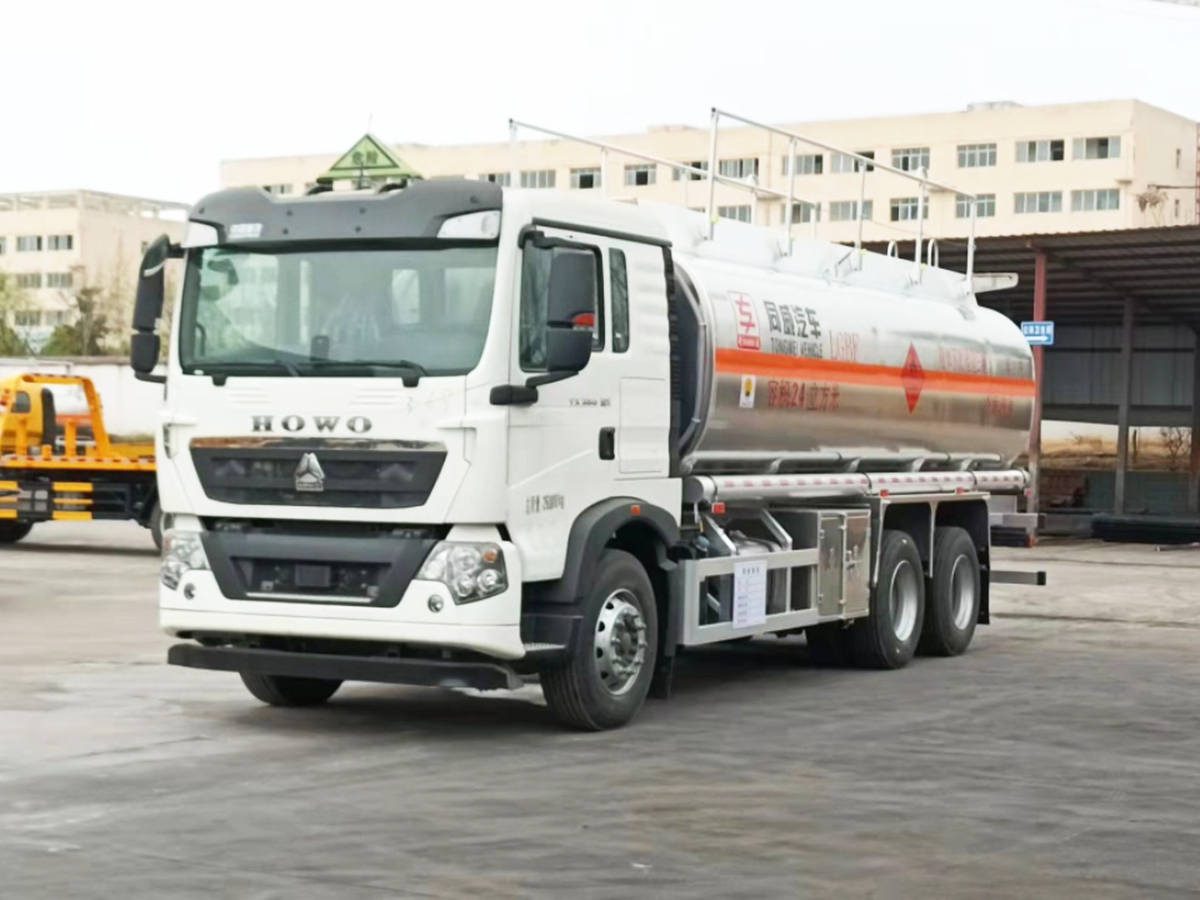 重汽豪沃后雙橋16噸鋁合金油罐車