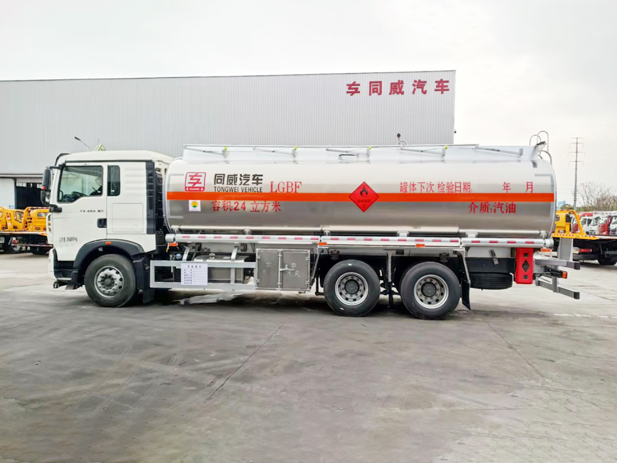 重汽豪沃后雙橋16噸鋁合金油罐車