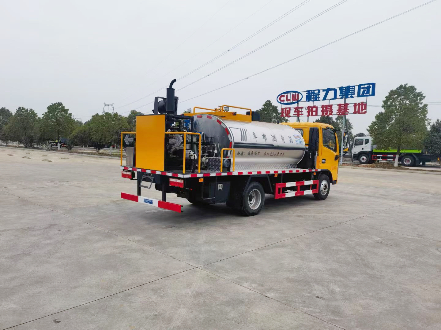 東風D6多利卡瀝青灑布車